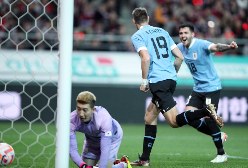 28일 오후 마포구 상암동 서울월드컵경기장에서 열린 축구 국가대표 평가전 대한민국과 우루과이의 경기에서 우루과이 대표팀 세바스티안 코아테스가 선제골을 넣은 뒤 조현우 골키퍼를 지나고 있다. 2023.3.28/뉴스1 ⓒ News1 박정호 기자