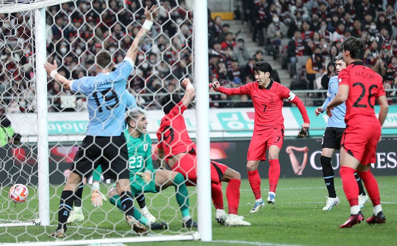 28일 오후 마포구 상암동 서울월드컵경기장에서 열린 축구 국가대표 평가전 대한민국과 우루과이의 경기 후반전 김영권의 상대 문전 앞 경합 과정에서 골을 넣고 있다. 이 골은 비디오 판독 결과 공격자 파울로 무효 처리됐다. 손흥민, 이강인, 김민재, 조규성 등 카타르월드컵 멤버 대부분이 소집돼 지난 24일 울산서 열린 콜롬비아전에서 2-2로 비겼던 '클린스만호'는 우루과이를 상대로 출항 후 첫 승리에 도전한다. 2023.3.28/뉴스1 ⓒ News1 박정호 기자