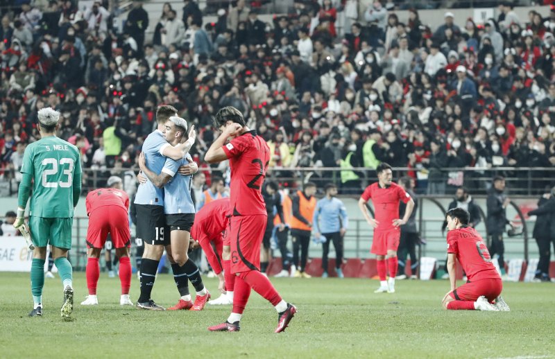 대한민국 축구 국가대표팀 선수들이 28일 오후 서울 상암월드컵경기장에서 열린 축구 국가대표 평가전 대한민국과 우루과이의 경기에서 1대2로 패한 뒤 아쉬워 하고 있다. 2023.3.28/뉴스1 ⓒ News1 김도우 기자