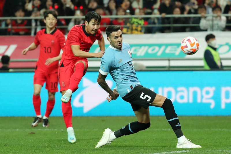 대한민국 축구 국가대표팀 이강인이 28일 오후 서울 마포구 서울월드컵경기장에서 열린 축구 국가대표 평가전 대한민국과 우루과이의 경기에서 슈팅을 하고 있다. 2023.3.28/뉴스1 ⓒ News1 민경석 기자