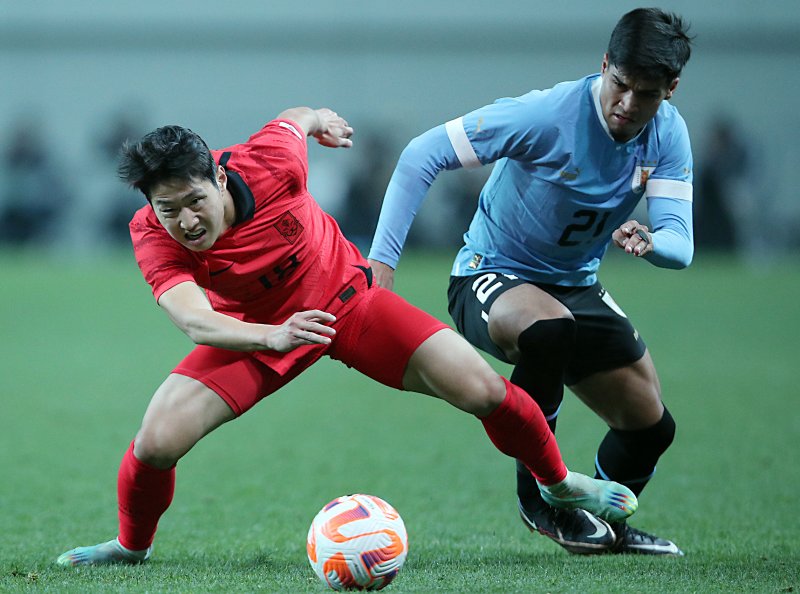 이강인이 28일 오후 마포구 상암동 서울월드컵경기장에서 열린 축구 국가대표 평가전 대한민국과 우루과이의 경기에서 상대 선수와 치열한 볼 경합을 벌이고 있다. 2023.3.28/뉴스1 ⓒ News1 박정호 기자