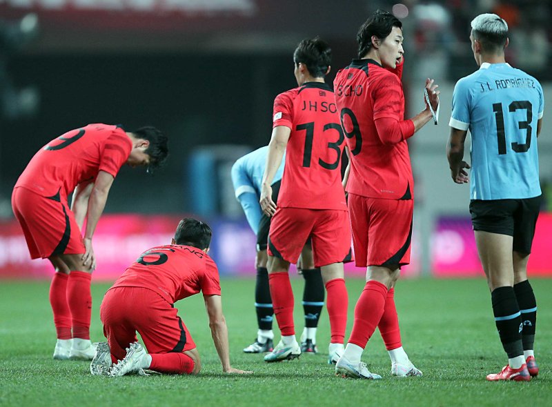 28일 오후 마포구 상암동 서울월드컵경기장에서 열린 축구 국가대표 평가전 대한민국과 우루과이의 경기 후반전에서 2대1로 패배한 대한민국 선수들이 아쉬워하고 있다. 2023.3.28/뉴스1 ⓒ News1 박정호 기자