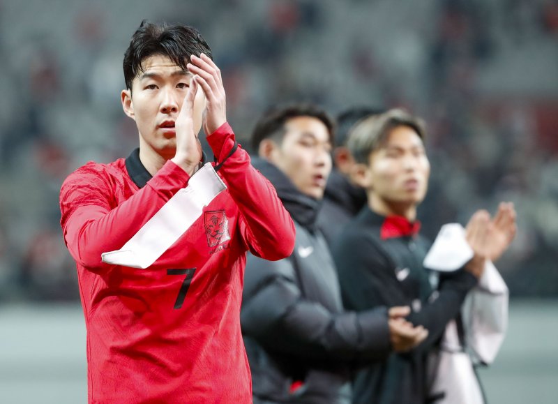 손흥민이 28일 오후 서울 상암월드컵경기장에서 열린 축구 국가대표 평가전 대한민국과 우루과이 경기에서 1대2로 패한 뒤 팬들에게 인사하고 있다. 2023.3.28/뉴스1 ⓒ News1 김도우 기자