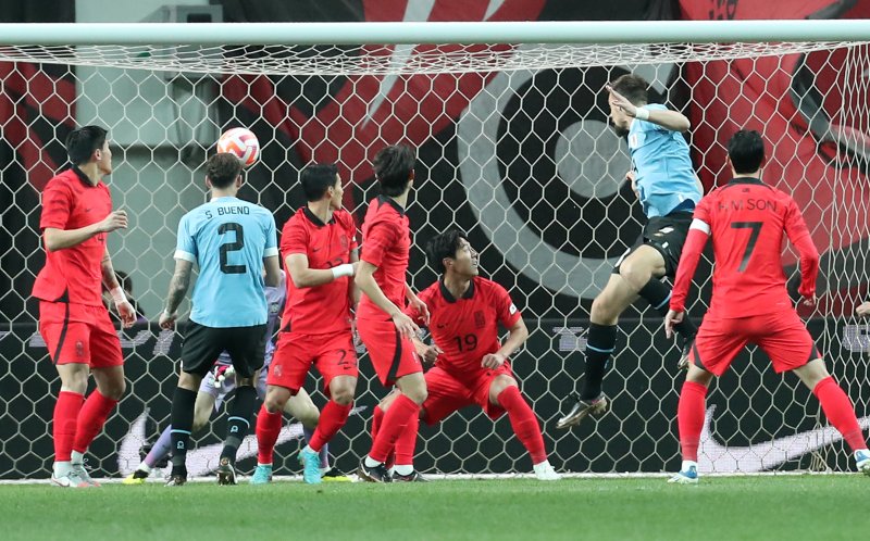 우루과이 축구 국가대표팀 세바스티안 코아테스가 28일 오후 서울 마포구 서울월드컵경기장에서 열린 축구 국가대표 평가전 대한민국과 우루과이의 경기에서 선제골을 성공시키고 있다. 2023.3.28/뉴스1 ⓒ News1 민경석 기자