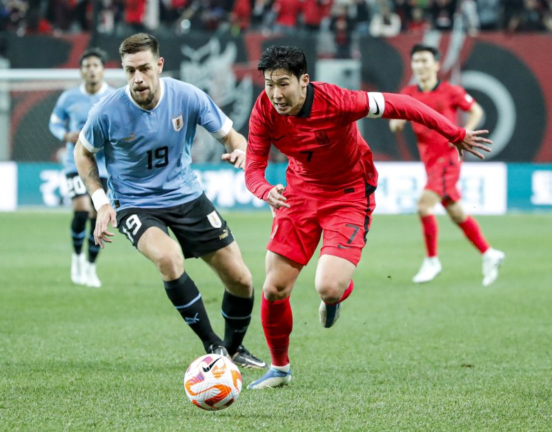 손흥민이 28일 오후 서울 상암월드컵경기장에서 열린 축구 국가대표 평가전 대한민국과 우루과이 경기에서 공격을 하고 있다. 2023.3.28/뉴스1 ⓒ News1 김도우 기자