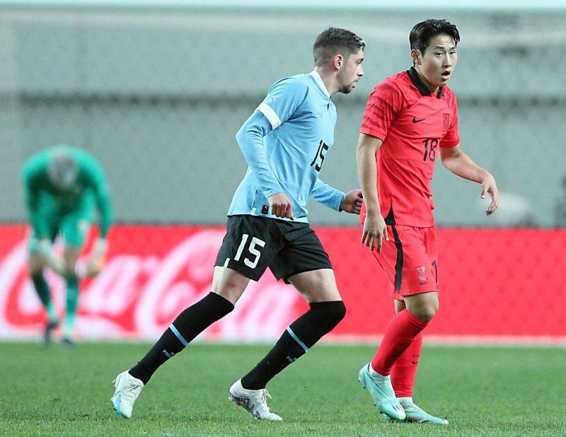 이강인과 우루과이 대표팀 페데리코 발베르데가 28일 오후 마포구 상암동 서울월드컵경기장에서 열린 축구 국가대표 평가전 대한민국과 우루과이의 경기에서 서로를 지나치고 있다. .2023.3.28/뉴스1 ⓒ News1 박정호 기자