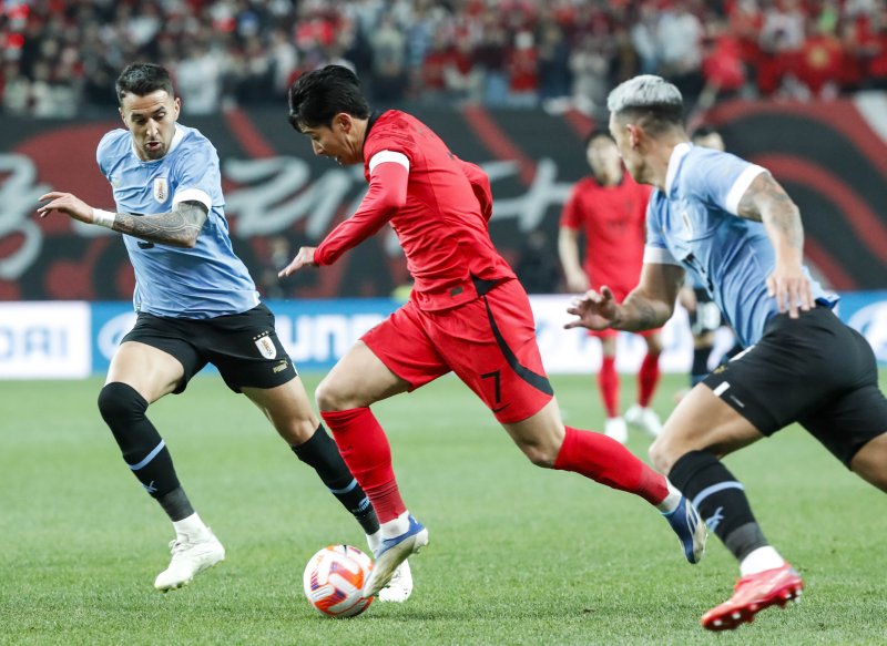 손흥민이 28일 오후 서울 상암월드컵경기장에서 열린 축구 국가대표 평가전 대한민국과 우루과이 경기에서 공격을 하고 있다. 2023.3.28/뉴스1 ⓒ News1 김도우 기자