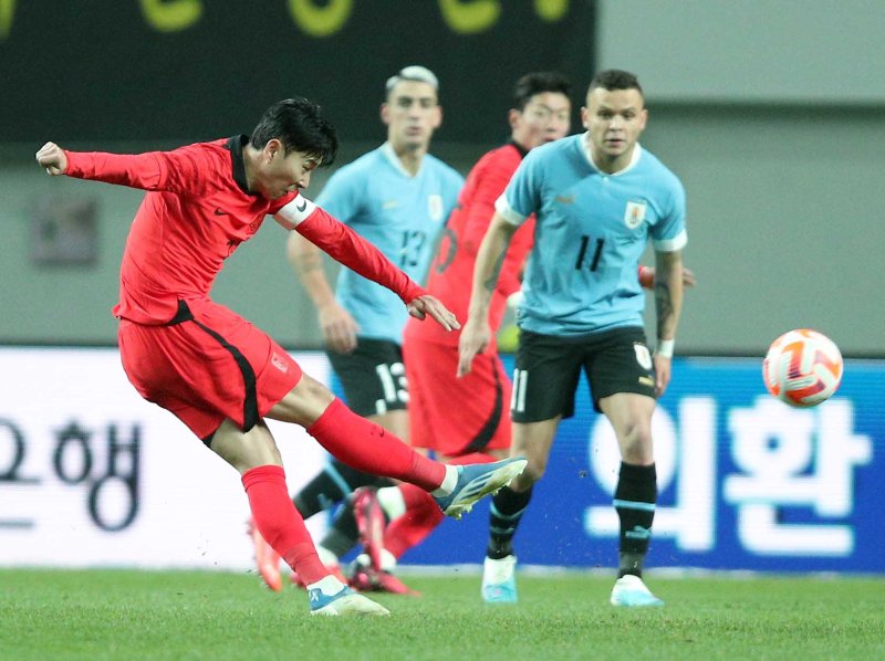 손흥민이 28일 오후 마포구 상암동 서울월드컵경기장에서 열린 축구 국가대표 평가전 대한민국과 우루과이의 경기에서 프리킥을 차고 있다. 2023.3.28/뉴스1 ⓒ News1 박정호 기자