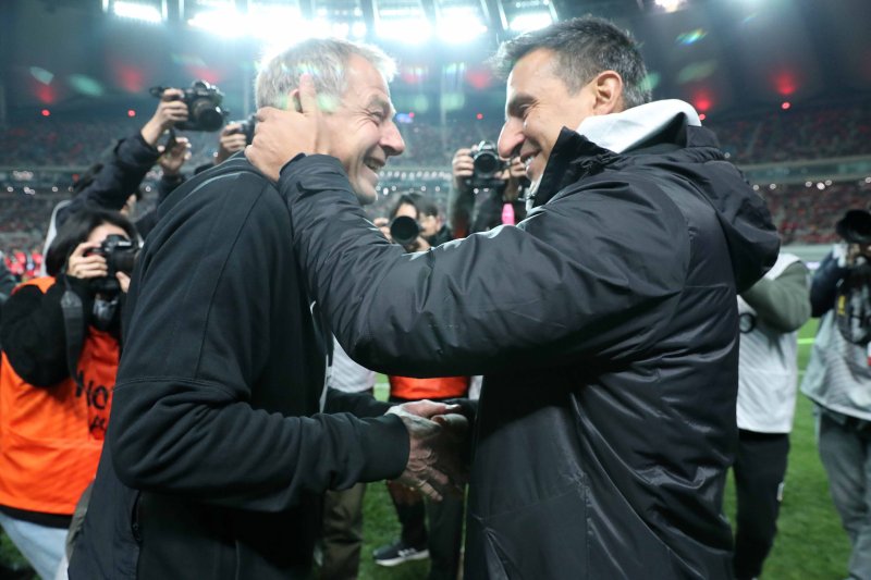 위르겐 클린스만 대한민국 축구 국가대표팀 감독과 마르셀로 브롤리 우루과이 축구 국가대표팀 감독 대행이 8일 오후 서울 마포구 서울월드컵경기장에서 열린 축구 국가대표 평가전 대한민국과 우루과이의 경기 시작에 앞서 악수를 나누고 있다. 2023.3.28/뉴스1 ⓒ News1 민경석 기자