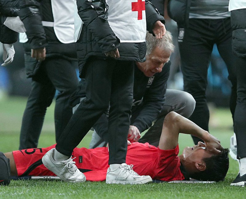 위르겐 클린스만 대한민국 축구대표팀 감독이 28일 오후 마포구 상암동 서울월드컵경기장에서 열린 축구 국가대표 평가전 대한민국과 우루과이의 경기에서 부상으로 실려나온 정우영을 다독이고 있다. 2023.3.28/뉴스1 ⓒ News1 박정호 기자