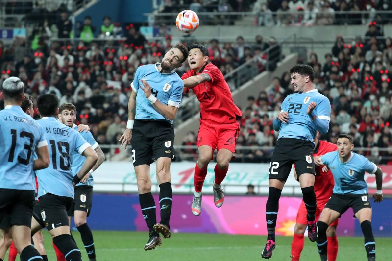 대한민국 축구 국가대표팀 김민재가 28일 오후 서울 마포구 서울월드컵경기장에서 열린 축구 국가대표 평가전 대한민국과 우루과이의 경기에서 상대 선수와 헤딩 경합을 벌이고 있다. 2023.3.28/뉴스1 ⓒ News1 민경석 기자