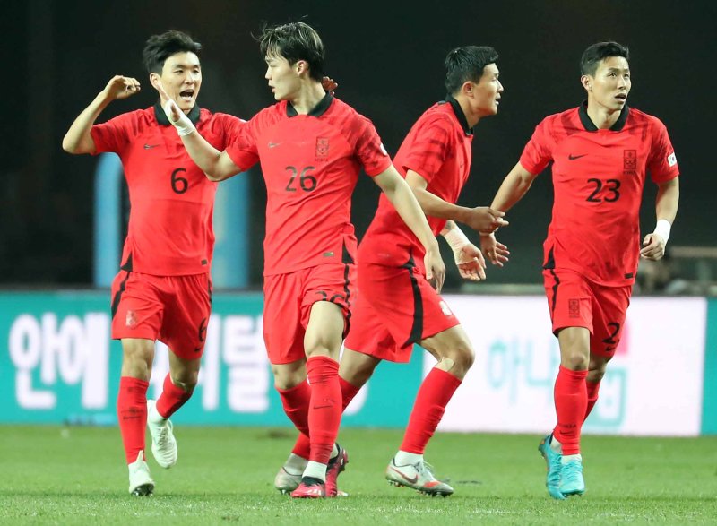 대한민국 축구 국가대표팀 오현규가 28일 오후 서울 마포구 서울월드컵경기장에서 열린 축구 국가대표 평가전 대한민국과 우루과이의 경기에서 동점을 성공키킨 뒤 황인범과 기쁨을 나누고 있다. 하지만 이후 심판 판정으로 골은 노골처리 됐다. 2023.3.28/뉴스1 ⓒ News1 민경석 기자