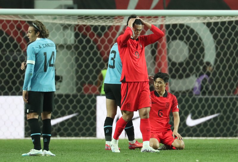 대한민국 축구 국가대표팀 선수들이 28일 오후 서울 마포구 서울월드컵경기장에서 열린 축구 국가대표 평가전 대한민국과 우루과이의 경기에서 1대2로 패한 뒤 아쉬워 하고 있다. 2023.3.28/뉴스1 ⓒ News1 민경석 기자