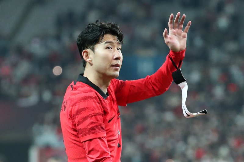 대한민국 축구 국가대표팀 주장 손흥민이 28일 오후 서울 마포구 서울월드컵경기장에서 열린 축구 국가대표 평가전 대한민국과 우루과이의 경기에서 1대2로 패한 뒤 경기장을 떠나며 팬들에게 인사하고 있다. 2023.3.28/뉴스1 ⓒ News1 민경석 기자