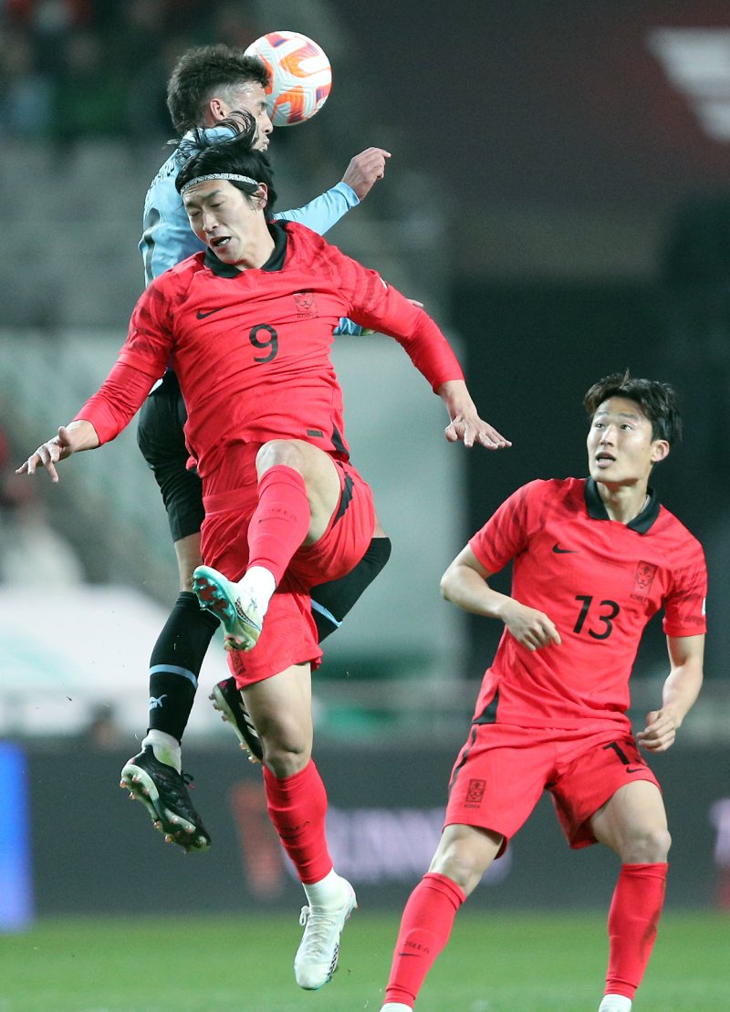 조규성이 28일 오후 마포구 상암동 서울월드컵경기장에서 열린 축구 국가대표 평가전 대한민국과 우루과이의 경기에서 상대 선수와 치열한 공중볼 다툼을 벌이고 있다. 2023.3.28/뉴스1 ⓒ News1 박정호 기자