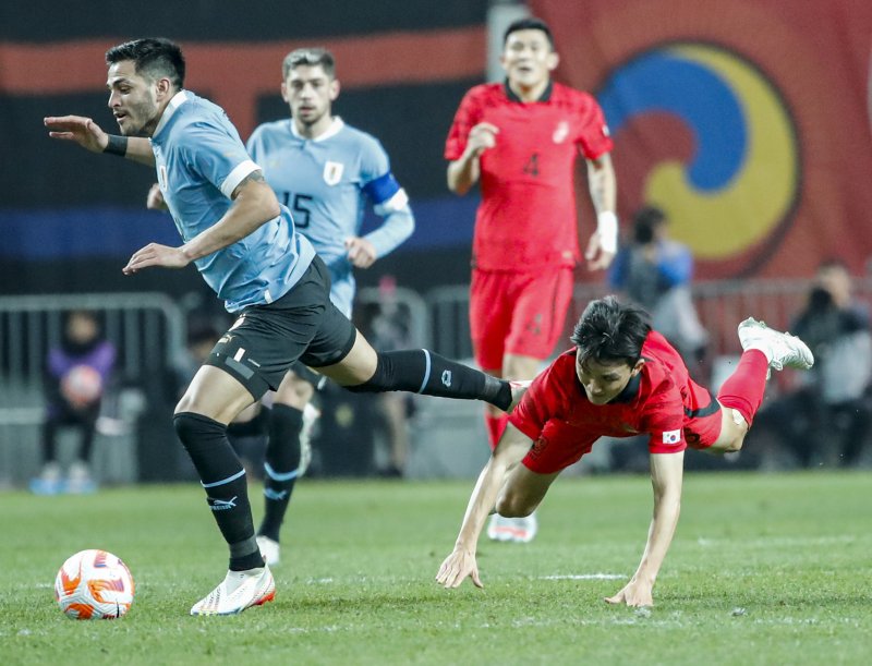 황인범이 28일 오후 서울 상암월드컵경기장에서 열린 축구 국가대표 평가전 대한민국과 우루과이 경기에서 고메스와 볼 경합을 하던중 넘어지고 있다. 2023.3.28/뉴스1 ⓒ News1 김도우 기자