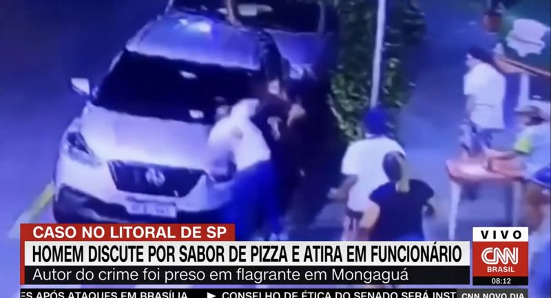 브라질의 한 피자가게에서 주문한 것과 다른 피자가 나오자 손님과 점원이 몸싸움을 벌이고 있다./ 사진= CNN브라질 유튜브 캡처