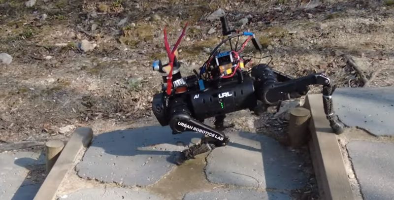 한국과학기술원(KAIST) 명현 교수팀이 개발한 사족보행 로봇 '드림워커'가 카메라나 라이다센서 없이도 계단을 쉽게 내려가고 있다. KAIST 제공