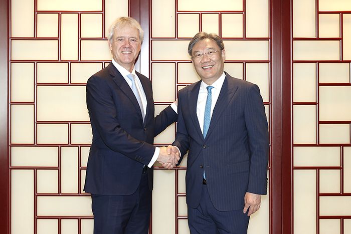 왕원타오 상무부장(오른쪽)이 28일 세계적인 반도체 장비업체 네덜란드 ASML의 피터 베닝크 최고경영자(CEO)를 만나 기념 촬영을 하고 있다. 중국 상무부 홈페이지 캡처.