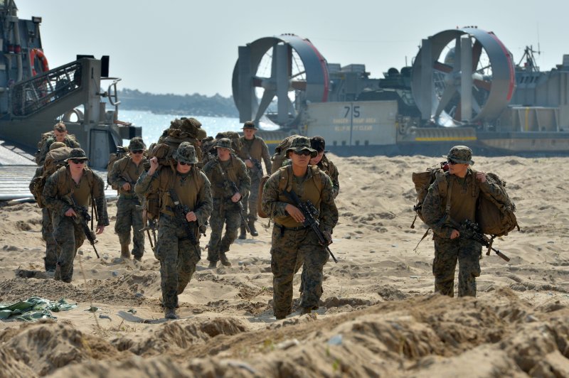 29일 경북 포항시 북구 화진리 해안에서 실시된 2023 쌍룡훈련 중 미 해병대원들이 공기부양정으로 해안에 상륙하고 있다. 사진=뉴스1