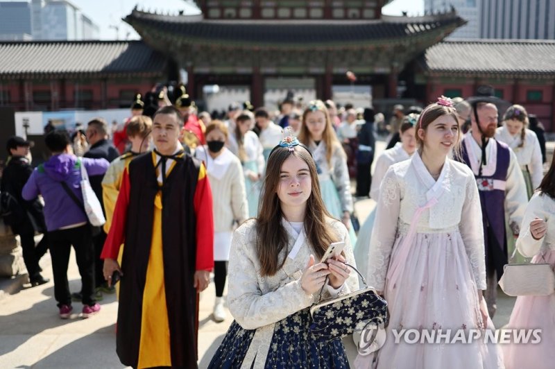 외국인 관광객으로 북적이는 경복궁 (서울=연합뉴스) 윤동진 기자 = 완연한 봄 날씨를 보인 지난 27일 오후 경복궁이 한복을 입은 외국인 관광객들로 북적이고 있다. 사진=연합뉴스