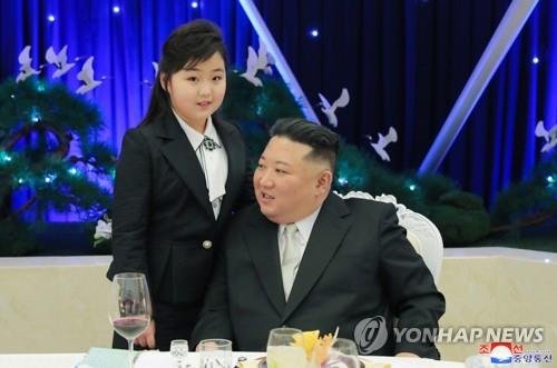 북한 김정은 국무위원장이 딸 김주애와 함께 건군절(2월 8일) 75주년 기념연회에 참석했다고 조선중앙통신이 2023년 2월 8일 보도했다. / 연합뉴스