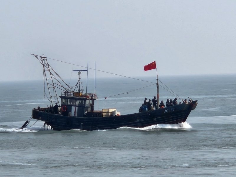 해경이 28일 오후 2시 40분쯤 인천 옹진군 연평도 해상에서 불법조업 중국어선 1척(30톤급)을 나포했다. (서해5도특별경비단 제공)2023.3.29/뉴스1 ⓒ News1 정진욱 기자