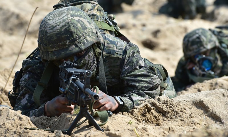 29일 경북 포항시 화진리 해변에서 한·미 연합 ‘2023 쌍룡훈련’이 진행되고 있다. 5년 만에 재개된 이번 훈련에는 사단급 규모 상륙군과 대형수송함(LPH) 독도함, 강습상륙함(LHD) 마킨 아일랜드함 등 30여 척, F-35 전투기·육군 아파치 공격헬기(AH-64)·마린온 상륙기동헬기 등 항공기 70여 대, 상륙돌격장갑차(KAAV) 50여 대 등 대규모 연합·합동전력이 투입됐다. 사진=연합뉴스