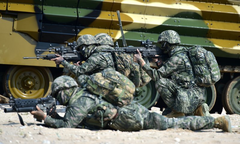 29일 경북 포항시 화진리 해변에서 한·미 연합 ‘2023 쌍룡훈련’이 진행되고 있다. 5년 만에 재개된 이번 훈련에는 사단급 규모 상륙군과 대형수송함(LPH) 독도함, 강습상륙함(LHD) 마킨 아일랜드함 등 30여 척, F-35 전투기·육군 아파치 공격헬기(AH-64)·마린온 상륙기동헬기 등 항공기 70여 대, 상륙돌격장갑차(KAAV) 50여 대 등 대규모 연합·합동전력이 투입됐다. 사진=뉴시스