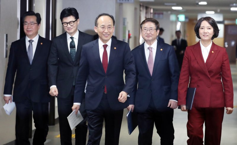 [서울=뉴시스] 김명원 기자 = 추경호 경제부총리 겸 기획재정부 장관과 정황근 농림축산식품부 장관, 한동훈 법무부 장관, 박보균 문화체육관광부 장관, 이영 중소벤처기업부 장관이 29일 오전 서울 종로구 정부서울청사에서 내수활성화 대책 관계부처 합동 브리핑을 위해 이동하고 있다. 2023.03.29. kmx1105@newsis.com