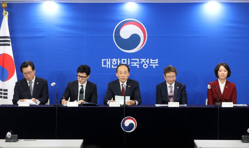 [서울=뉴시스] 배훈식 기자 = 추경호 경제부총리 겸 기획재정부 장관이 29일 오전 서울 종로구 정부서울청사에서 내수활성화 대책 관계부처 합동 브리핑을 하고 있다. 왼쪽부터 정황근 농림축산식품부 장관, 한동훈 법무부 장관, 추부총리, 박보균 문화체육관광부 장관, 이영 중소벤처기업부 장관. 2023.03.29. dahora83@newsis.com