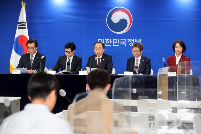 [서울=뉴시스] 배훈식 기자 = 추경호 경제부총리 겸 기획재정부 장관이 29일 오전 서울 종로구 정부서울청사에서 내수활성화 대책 관계부처 합동 브리핑을 하고 있다. 왼쪽부터 정황근 농림축산식품부 장관, 한동훈 법무부 장관, 추부총리, 박보균 문화체육관광부 장관, 이영 중소벤처기업부 장관. 2023.03.29. dahora83@newsis.com