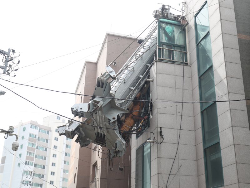 29일 오전 11시35분께 울산시 남구 신정동의 한 주상복합아파트 공사현장에서 37m 높이의 항타기(지반을 뚫는 장비)가 넘어지면서 인근 주택가를 덮치는 사고가 발생해 주변이 통제되고 있다. 이 사고로 5명이 병원으로 옮겨졌다. 뉴스1