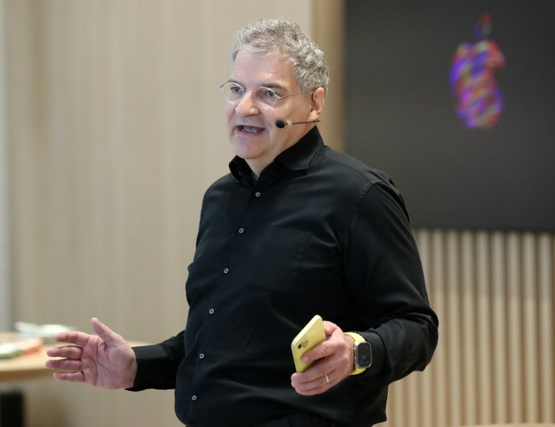 패트릭 슈루프 애플 리테일 아시아 총괄 디렉터가 29일 오전 서울 강남구 애플스토어 강남점에서 열린 미디어 프리뷰 행사에 참석해 인사말을 하고 있다. 2023.3.29/뉴스1 ⓒ News1 김진환 기자