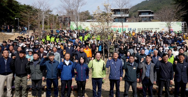 김영록 전라남도지사가 29일 구례군 지리산정원에서 주요 내빈 및 참석자들과 기후변화 대응을 공동 목표로 매년 1000만 그루 이상, 2050년까지 총 5억그루 나무심기를 위한 퍼포먼스를 하고 있다.(전남도 제공) 2023.3.29/뉴스1