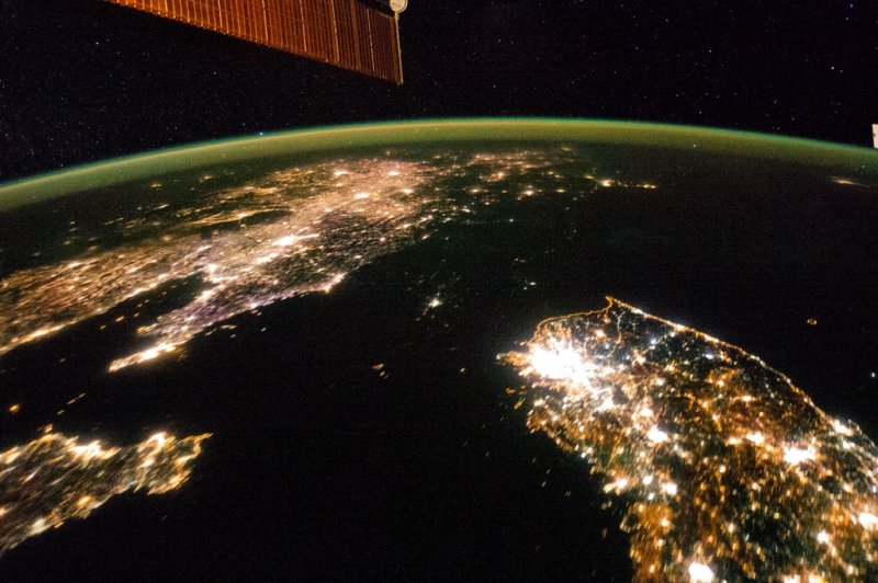 국제우주정거장에서 본 우리나라의 야경 [위즈덤하우스 제공. ⓒNASA. 재판매 및 DB금지]