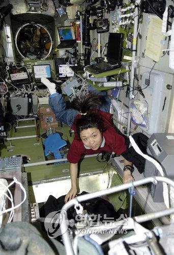 우주 실험하는 이소연 [항공우주연구원 제공. 재판매 및 DB금지]