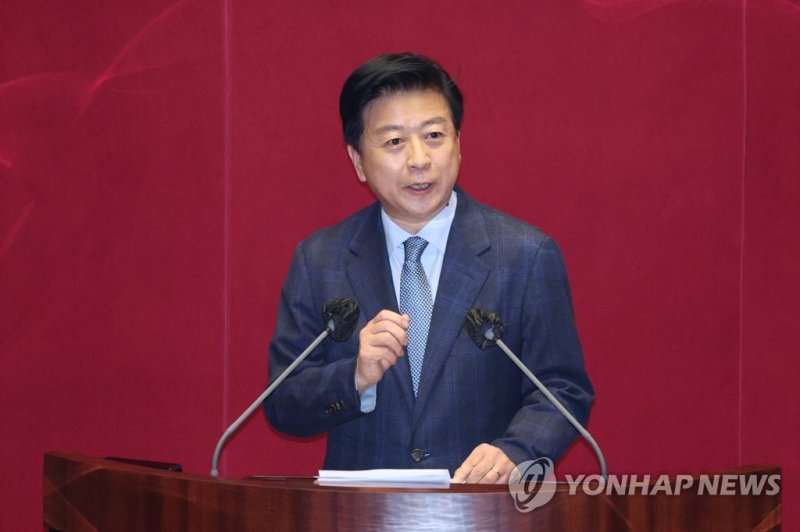 체포동의안 관련 신상발언하는 노웅래 의원 체포동의안 관련 신상발언하는 노웅래 의원 (서울=연합뉴스) 임화영 기자 = 뇌물수수·정치자금법 위반 혐의를 받는 더불어민주당 노웅래 의원이 28일 오후 국회에서 열린 본회의에서 신상발언을 하고 있다. 노 의원 체포동의안은 이날 본회의에서 부결됐다. 2022.12.28 hwayoung7@yna.co.kr (끝)