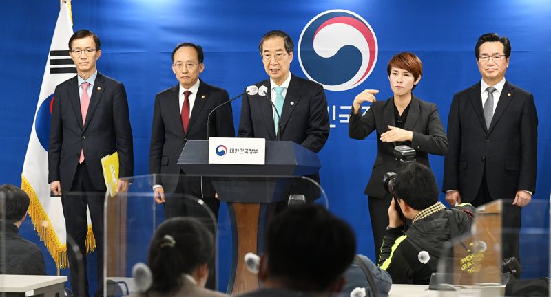 한덕수 국무총리가 29일 정부서울청사에서 양곡관리법 관련 대국민 담화를 발표하고 있다. 방문규(왼쪽부터) 국무조정실장, 추경호 부총리 겸 기획재정부 장관, 한 총리, 수어사, 정황근 농림축산식품부 장관. 사진=박범준 기자