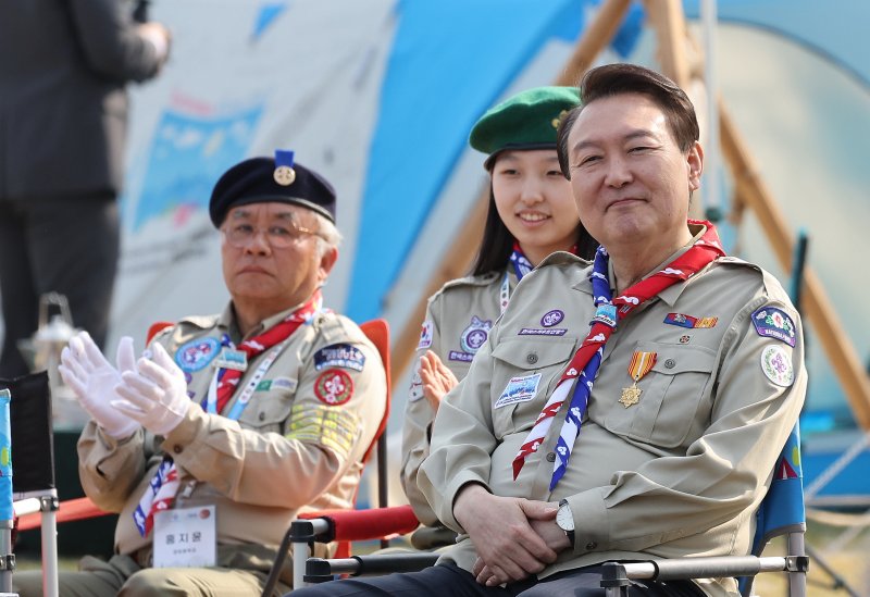 스카우트연명 명예총재 된 윤석열 대통령 (서울=연합뉴스) 안정원 기자 = 윤석열 대통령이 29일 오후 서울 용산 대통령실 청사 정원에서 열린 한국스카우트연맹 명예총재 추대식에 참석, 스카우트 대원들을 보며 미소짓고 있다. 스카우트 대원 출신인 윤 대통령은 이날 대한민국 대통령 중 처음으로 한국스카우트연맹 명예총재로 추대됐다.2023.3.29 jeong@yna.co.kr (끝)