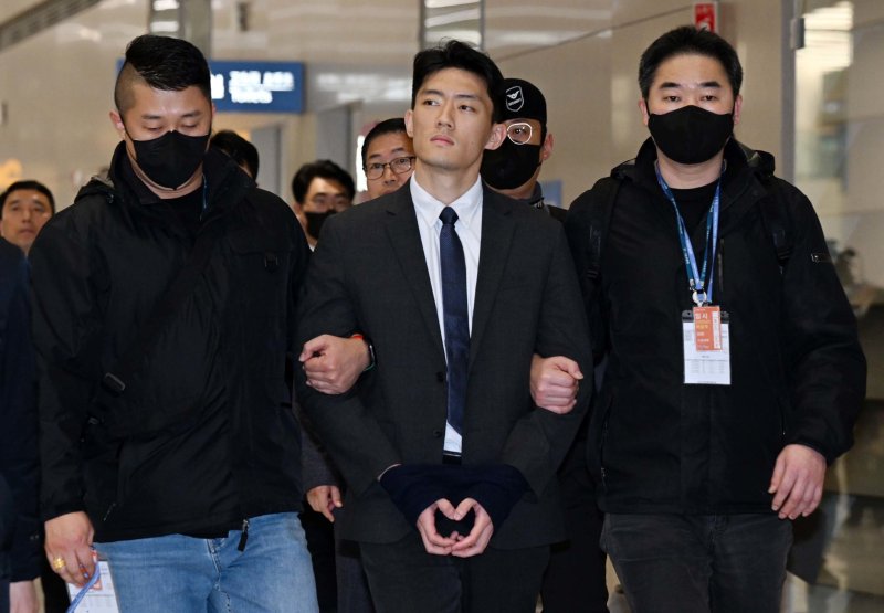 고 전두환씨 일가의 비자금 의혹 등을 폭로한 손자 전우원씨가 28일 새벽 인천국제공항을 통해 도착해 서울경찰청 마약범죄수사대로 연행되고 있다. (공동취재) 2023.3.28/뉴스1 ⓒ News1 안은나 기자