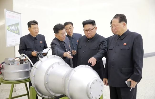 지난 2017년 9월 3일 북한 김정은 노동당 위원장이 '핵무기 병기화 사업'을 현지지도했다고 조선중앙통신이 보도했다. 김 위원장 뒤에 세워둔 안내판에 북한의 ICBM급 장거리 탄도미사일로 추정되는 '화성-14형'의 '핵탄두(수소탄)'이라고 적혀있다. 사진=조선중앙통신 캡처