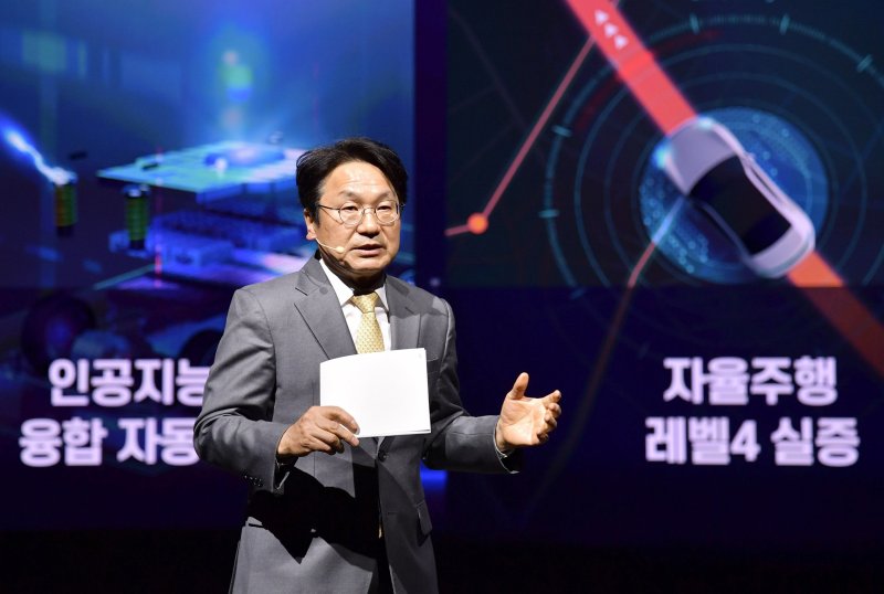 강기정 광주시장이 29일 오후 남구 광주실감콘텐츠큐브(GCC) 1층 VX스튜디오에서 열린 '광주 미래차 비전선포식'에 참석해 미래차산업 경쟁력을 높이기 위한 4대 추진전략을 발표하고 있다.(광주시 제공)2023.3.29/뉴스1