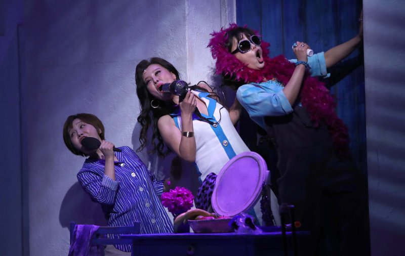 [서울=뉴시스] 김선웅 기자 = 뮤지컬 배우 김경선, 홍지민, 신영숙이 29일 서울 중구 충무아트센터에서 열린 뮤지컬 '맘마미아!' 프레스콜에서 장면을 시연하고 있다. 2023.03.29. mangusta@newsis.com