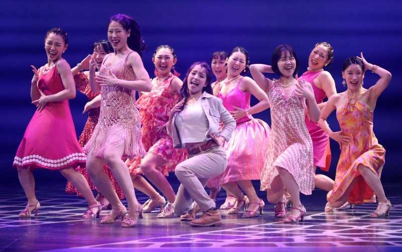 [서울=뉴시스] 김선웅 기자 = 뮤지컬 배우 김환희가 29일 서울 중구 충무아트센터에서 열린 뮤지컬 '맘마미아!' 프레스콜에서 장면을 시연하고 있다. 2023.03.29. mangusta@newsis.com