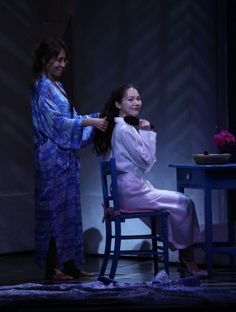 [서울=뉴시스] 김선웅 기자 = 뮤지컬 배우 최정원과 최태이가 29일 서울 중구 충무아트센터에서 열린 뮤지컬 '맘마미아!' 프레스콜에서 장면을 시연하고 있다. 2023.03.29. mangusta@newsis.com