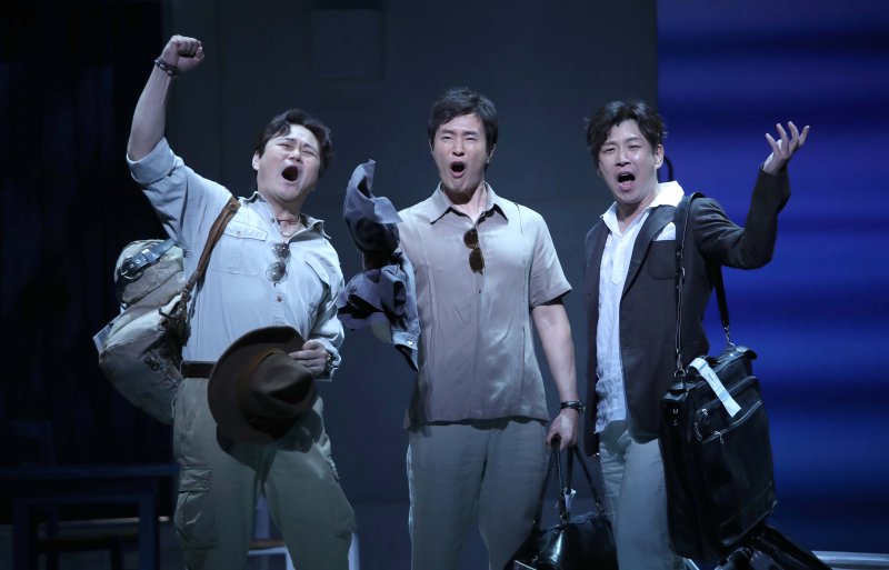 [서울=뉴시스] 김선웅 기자 = 뮤지컬 배우 김진수, 민영기, 김정민이 29일 서울 중구 충무아트센터에서 열린 뮤지컬 '맘마미아!' 프레스콜에서 장면을 시연하고 있다. 2023.03.29. mangusta@newsis.com