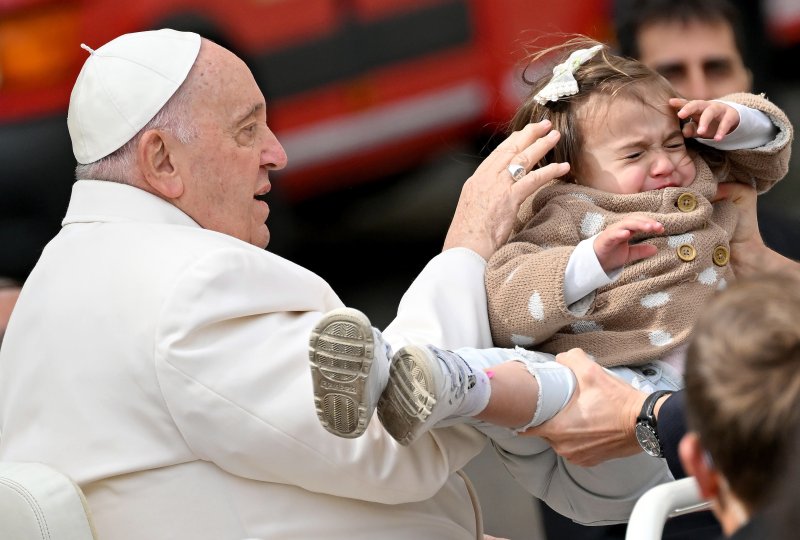프란치스코 교황이 폐 감염으로 수일간 병원에 입원할 예정이라고 교황청이 29일(현지시간) 발표했다. 교황이 이날 성베드로 광장에서 일반 알현 도중 한 아이의 머리를 쓰다듬고 있다. EPA연합