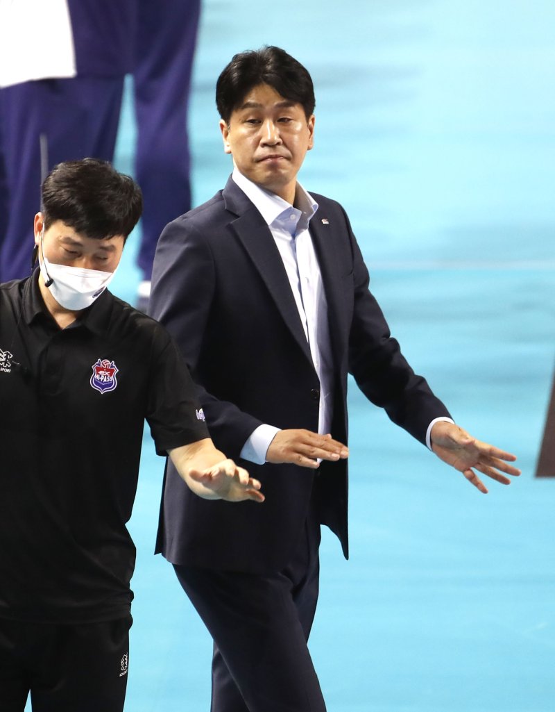 [인천=뉴시스] 정병혁 기자 = 29일 오후 인천 부평구 삼산월드체육관에서 열린 2022-2023 시즌 V리그 챔피언결정전 흥국생명과 한국도로공사의 경기에 앞서 도로공사 김종민 감독이 경기를 기다리고 있다. 2023.03.29. jhope@newsis.com