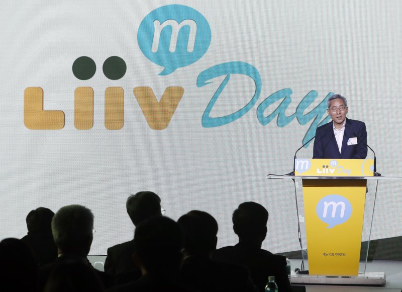 【서울=뉴시스】최동준 기자 = 윤종규 KB금융지주 회장을 비롯한 참석자들이 28일 서울 중구 반야트리 클럽앤스타 서울에서 열린 KB국민은행 알뜰폰 브랜드 '리브엠' 론칭 행사에서 인사말을 하고 있다. 2019.10.28. photocdj@newsis.com